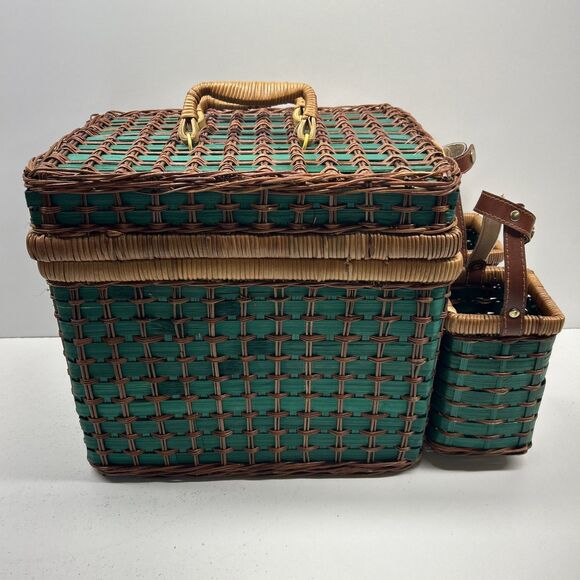 Green Wicker Rattan Large Picnic Basket with Bottle Holder Service for 4 - EUC - Picture 3 of 15